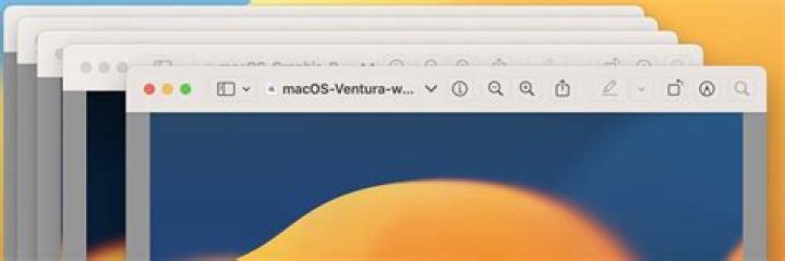 How do I switch between Chrome windows while in full screen on a Mac?